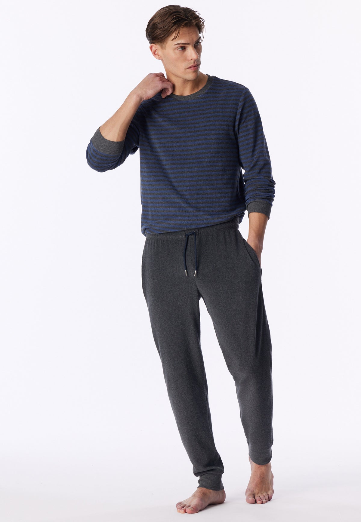 Faded Denim | voor | Vooraanzicht op model, blauw gestreept shirt en grijze broek – Schiesser badstof heren pyjama met boordjes - Faded Denim - Casual Nightwear