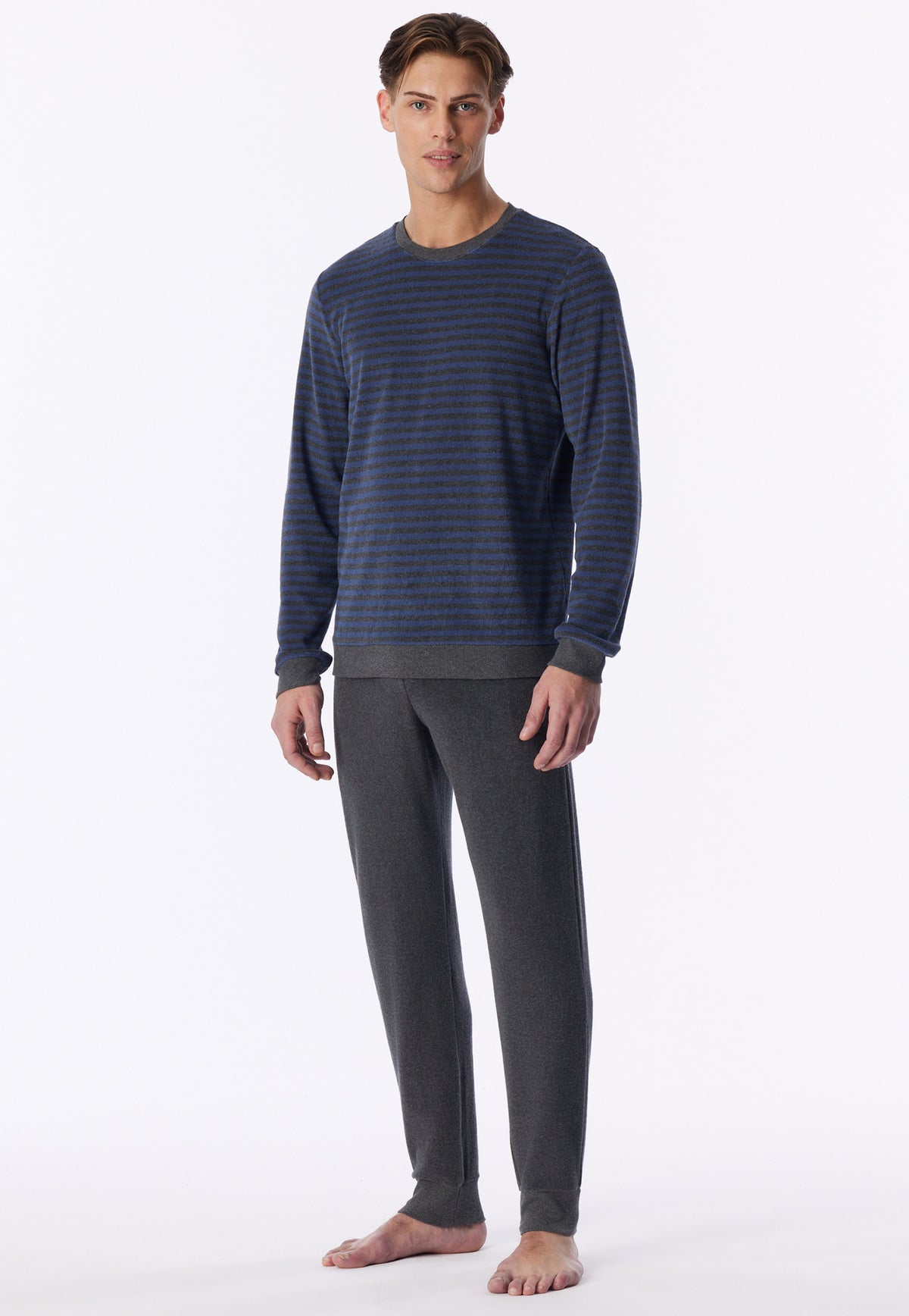 Faded Denim | sfeer | Vooraanzicht op model rechtop, faded denim – Schiesser badstof heren pyjama met boordjes - Faded Denim - Casual Nightwear