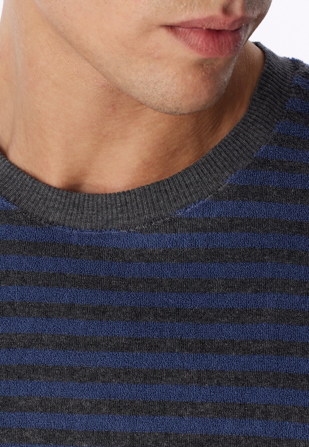 Faded Denim | detail | Detail ronde hals met contrastboord, faded denim – Schiesser badstof heren pyjama met boordjes - Faded Denim - Casual Nightwear