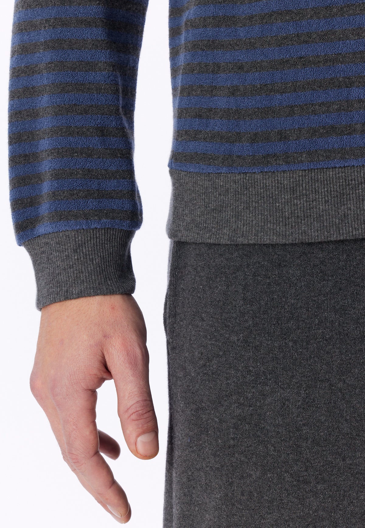 Faded Denim | detail | Detail boordje aan mouw en zoom, blauw en grijs – Schiesser badstof heren pyjama met boordjes - Faded Denim - Casual Nightwear