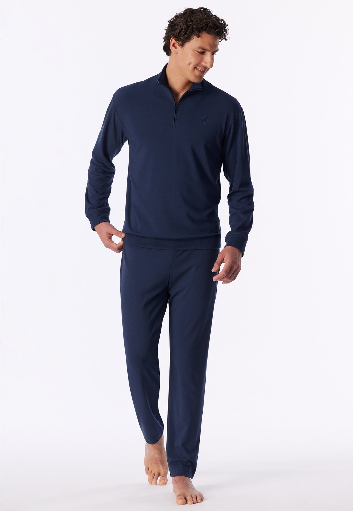 Deep Sea Blue | sfeer | Op model in beweging, deep sea blue – Schiesser heren huispak met rits - Fijnrib - Deep Sea Blue - Selected! Premium