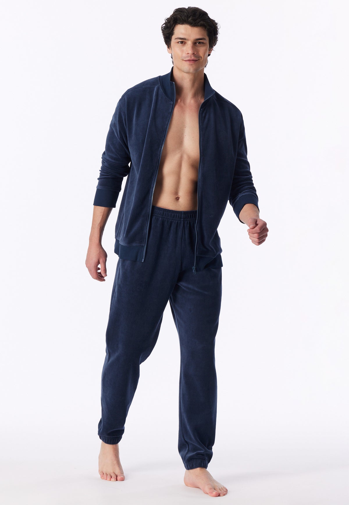 Deep Sea Blue | sfeer | Op model met open vest, deep sea blue – Schiesser velours heren huispak met rits - Oversized - Casual Nightwear