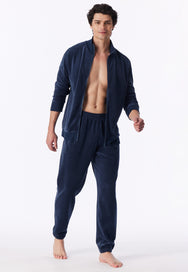 Deep Sea Blue | sfeer | Op model met open vest, deep sea blue – Schiesser velours heren huispak met rits - Oversized - Casual Nightwear