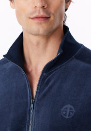 Deep Sea Blue | detail | Detail hoge kraag met rits en geborduurd logo, deep sea blue – Schiesser velours heren huispak met rits - Oversized - Casual Nightwear