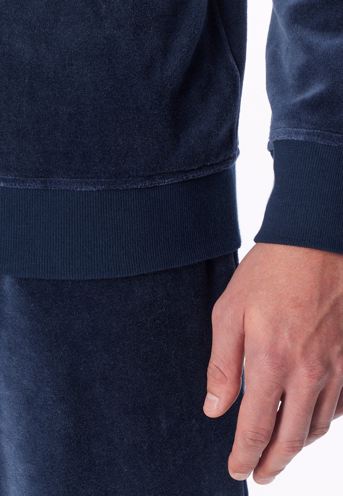 Deep Sea Blue | detail | Detail boordje aan mouw en zoom, deep sea blue – Schiesser velours heren huispak met rits - Oversized - Casual Nightwear