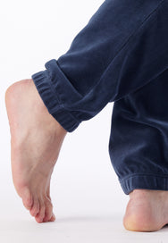 Deep Sea Blue | detail | Detail boordje aan de pijp, deep sea blue – Schiesser velours heren huispak met rits - Oversized - Casual Nightwear
