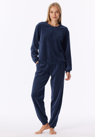 Deep Sea Blue | voor | Vooraanzicht op model, deep sea blue – Schiesser velours dames huispak met boordjes - Deep Sea Blue - Casual Velour