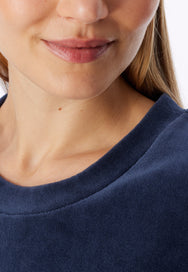Deep Sea Blue | detail | Detail ronde hals, deep sea blue – Schiesser velours dames huispak met boordjes - Deep Sea Blue - Casual Velour