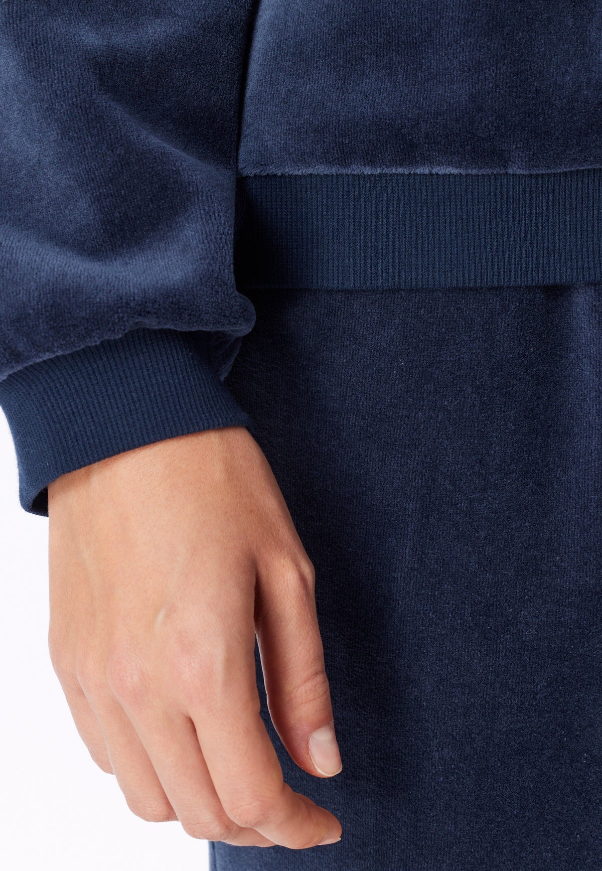Deep Sea Blue | detail | Detail boordje aan mouw en zoom, deep sea blue – Schiesser velours dames huispak met boordjes - Deep Sea Blue - Casual Velour