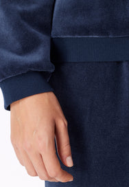 Deep Sea Blue | detail | Detail boordje aan mouw en zoom, deep sea blue – Schiesser velours dames huispak met boordjes - Deep Sea Blue - Casual Velour