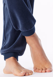 Deep Sea Blue | detail | Detail boordje aan de pijp, deep sea blue – Schiesser velours dames huispak met boordjes - Deep Sea Blue - Casual Velour