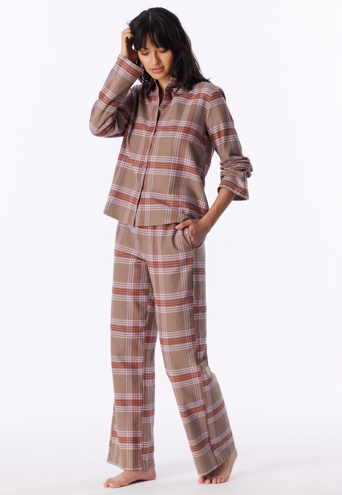 Multicolor | sfeer | Op model in ontspannen houding, ruit in beige, roze en bruin – Schiesser flanellen dames pyjama met knoopsluiting - Ruit - Selected! Premium