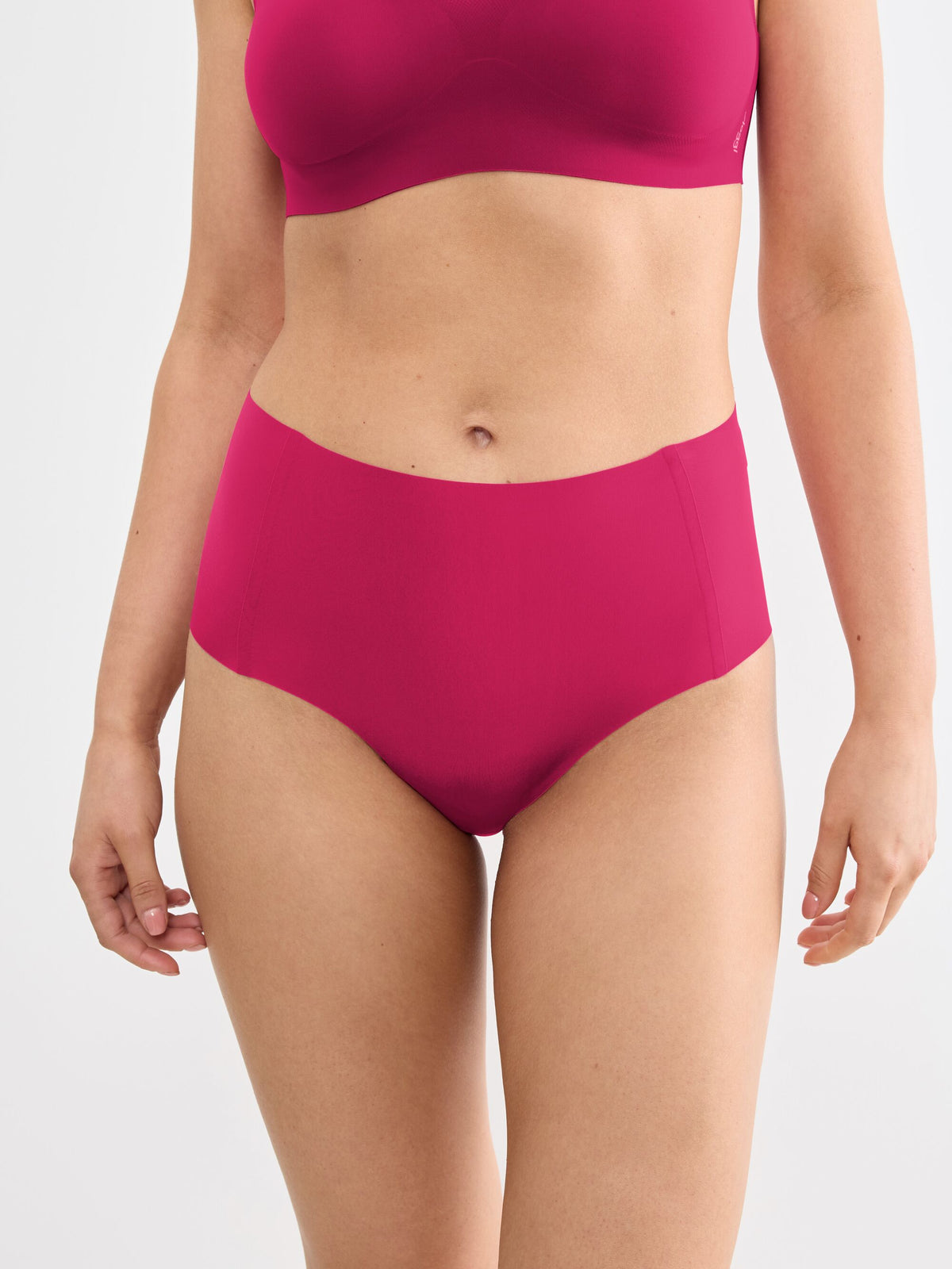 Berry | voor | Vooraanzicht op model met bh, berry – Sloggi Zero Feel taille slip dames 2.0 - High waist
