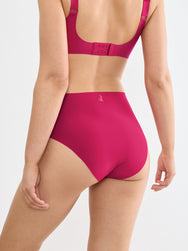Berry | achter | Achteraanzicht op model met bh, berry – Sloggi Zero Feel taille slip dames 2.0 - High waist