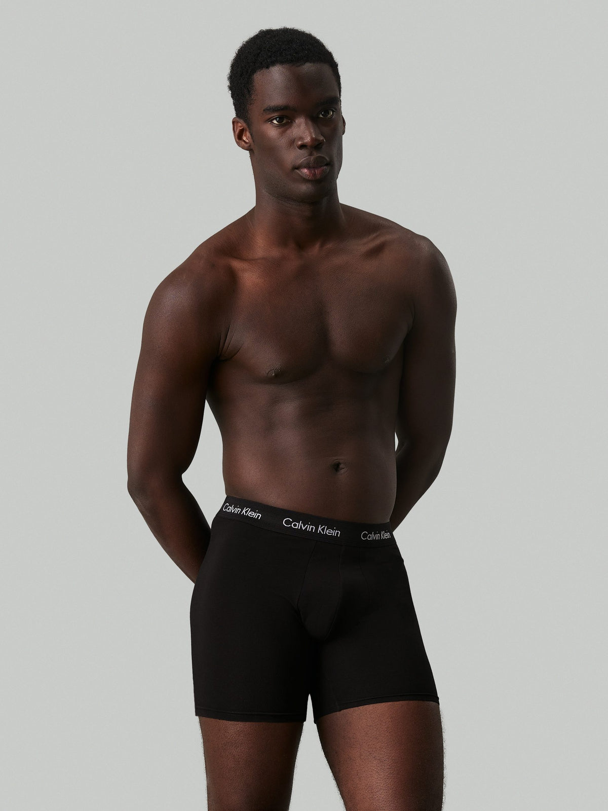 Zwart/grijs/wit | voor | Vooraanzicht op model, zwart – Calvin Klein 7-Pack Heren Boxer Briefs - Zwart/grijs/wit - Cotton Stretch