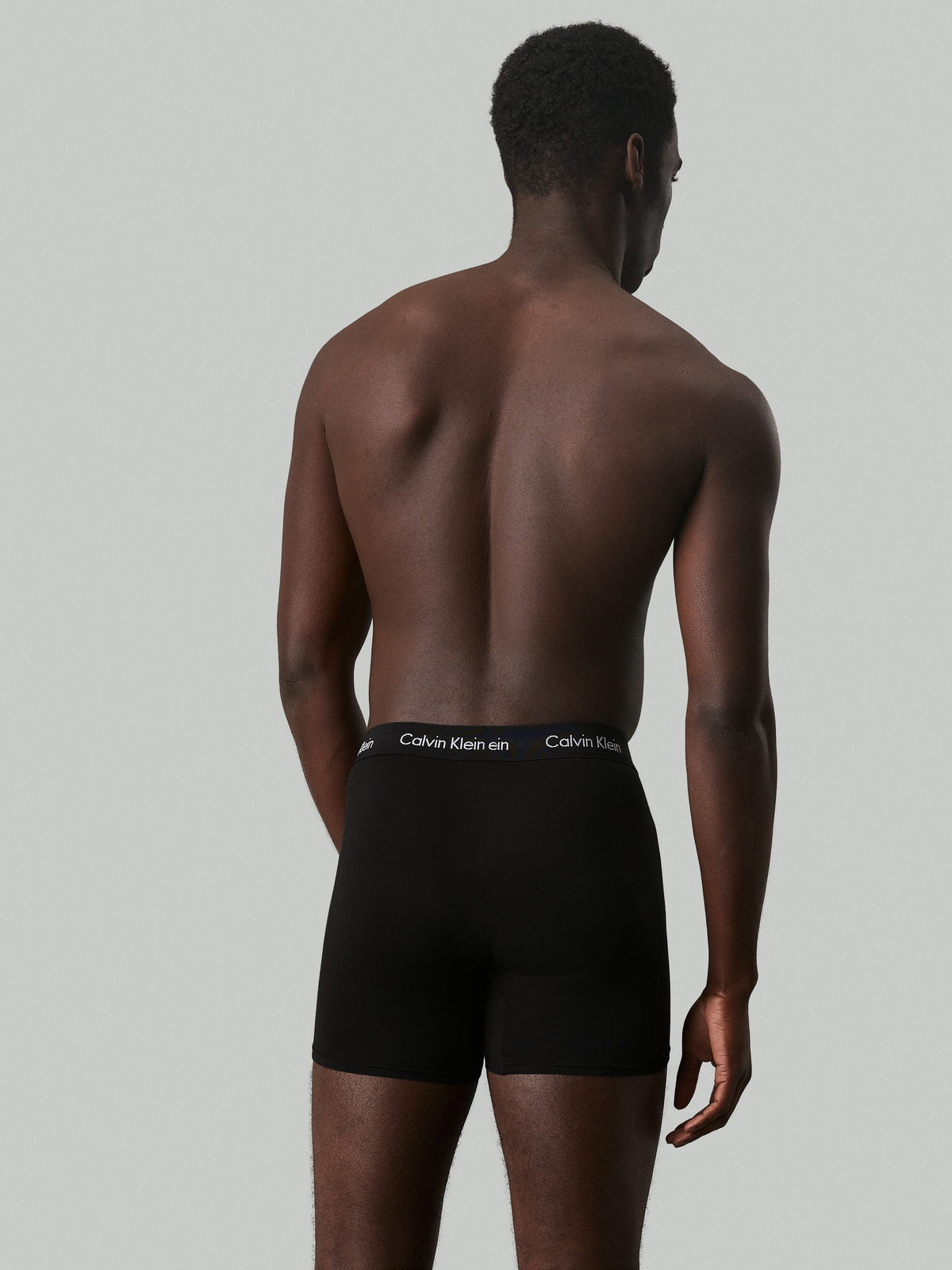 Zwart/grijs/wit | achter | Achteraanzicht op model, zwart – Calvin Klein 7-Pack Heren Boxer Briefs - Zwart/grijs/wit - Cotton Stretch
