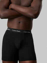 Zwart/grijs/wit | detail | Detail voorkant en tailleband op model, zwart – Calvin Klein 7-Pack Heren Boxer Briefs - Zwart/grijs/wit - Cotton Stretch