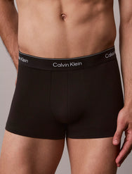 Zwart | detail | Detail voorkant en tailleband op model, zwart – Calvin Klein 3-Pack Trunks heren - Icon Cotton Stretch