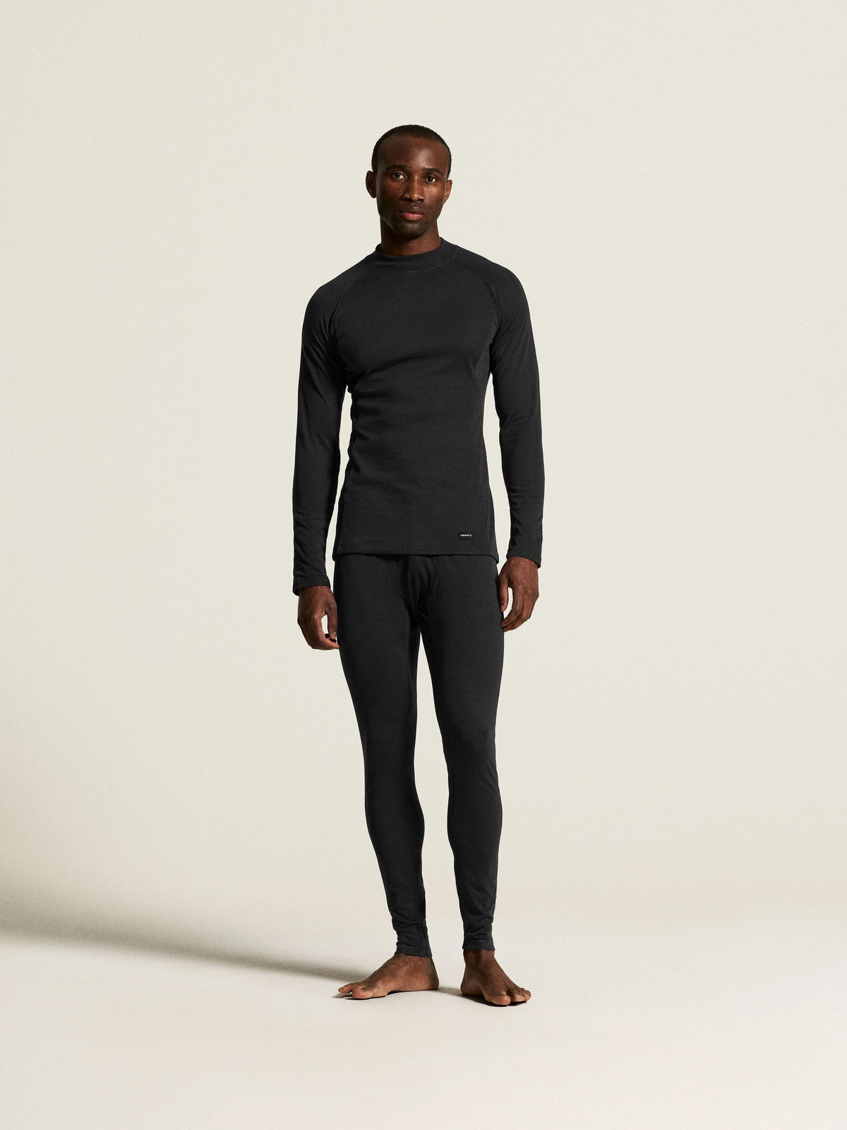 Zwart | sfeer | Vooraanzicht op model, tweede foto, zwart – Craft thermoset heren shirt en broek - Thermal Baselayer