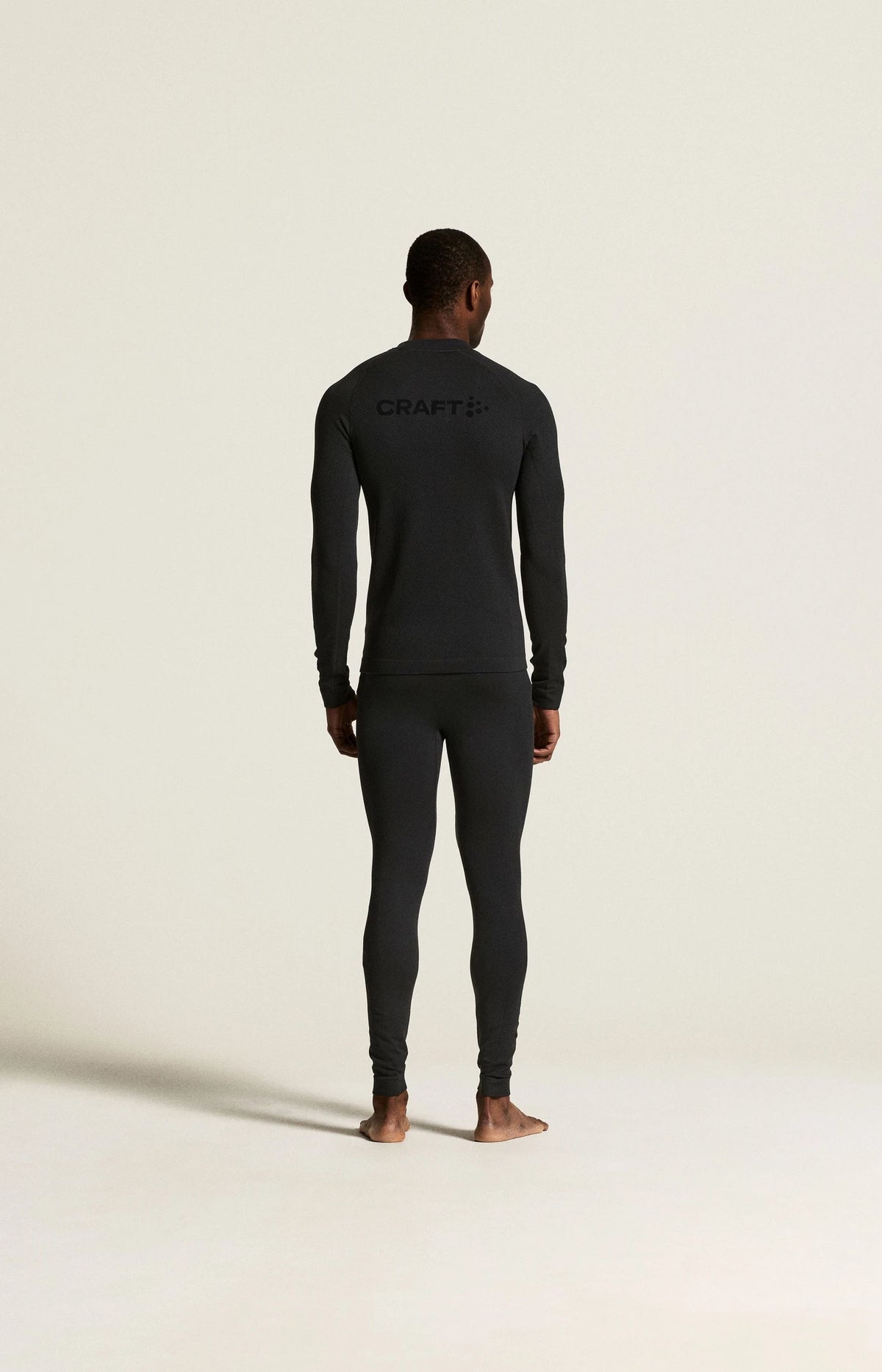 Zwart | achter | Achteraanzicht op model met shirt, zwart – Craft extra warme thermobroek heren - Warm Comfort