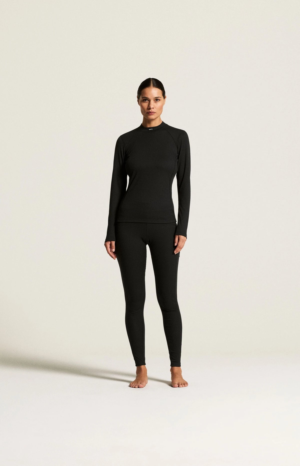 Zwart | voor | Vooraanzicht op model, shirt en broek, zwart – Craft thermoset dames shirt en broek - Baselayer