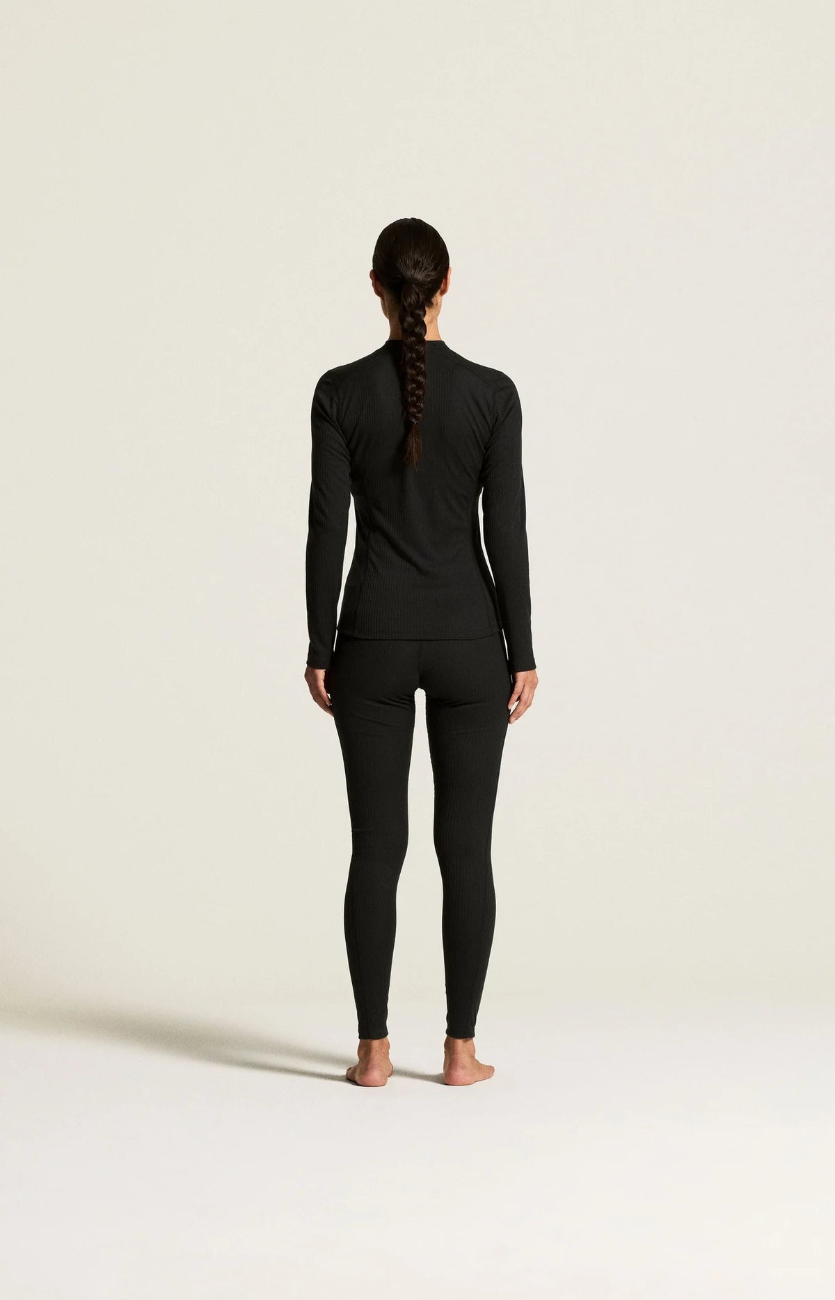 Zwart | achter | Achteraanzicht op model, zwart – Craft thermoset dames shirt en broek - Baselayer