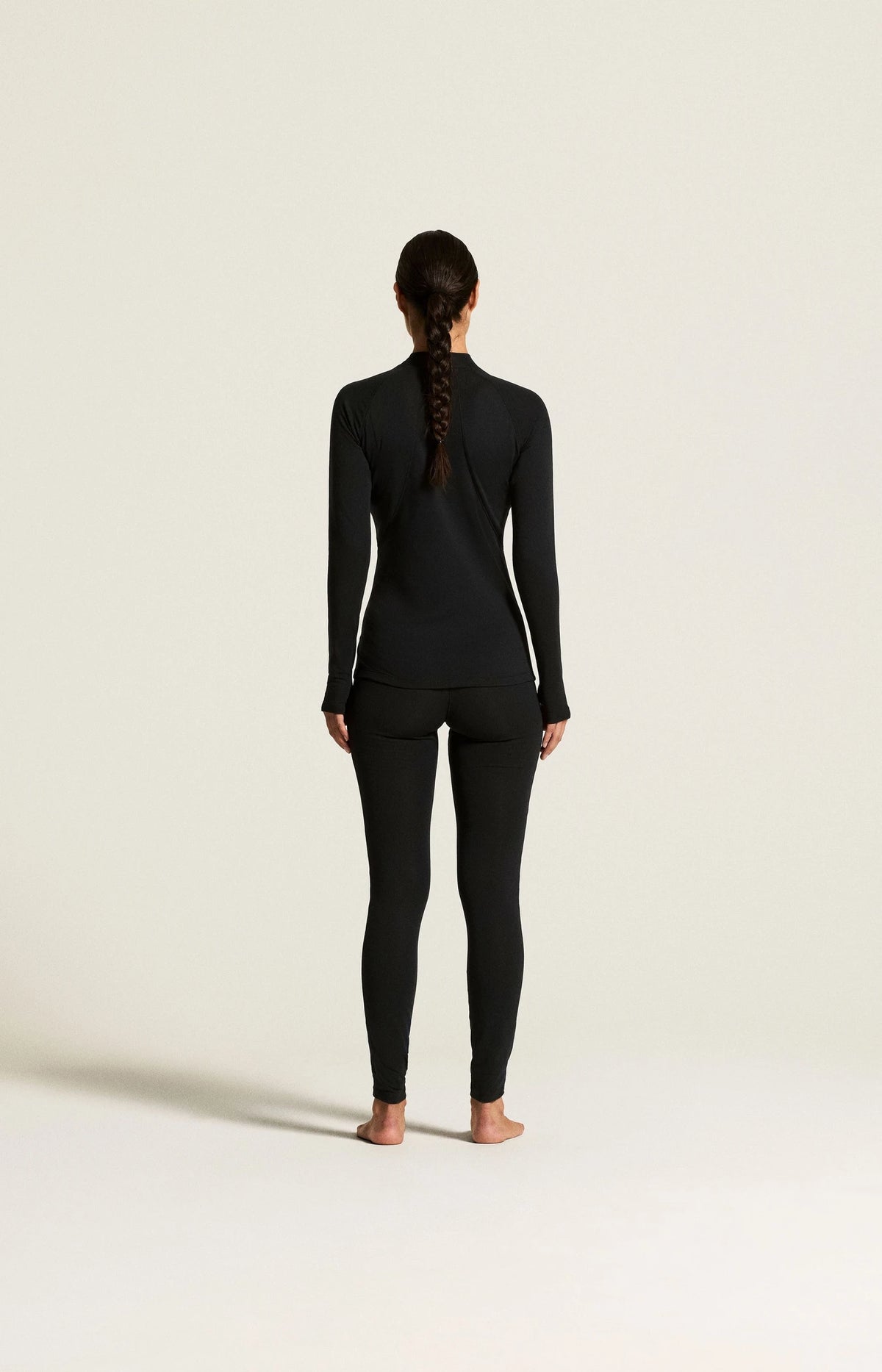 Zwart | achter | Achteraanzicht op model, zwart – Craft thermoset dames shirt en broek - Thermal Baselayer
