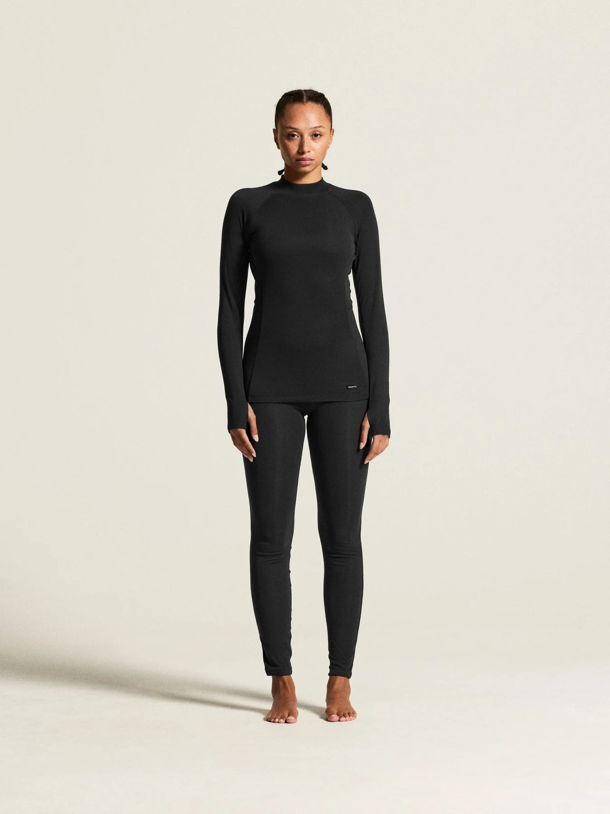 Zwart | voor | Vooraanzicht op model, shirt en broek, zwart – Craft thermoset dames shirt en broek - Thermal Baselayer