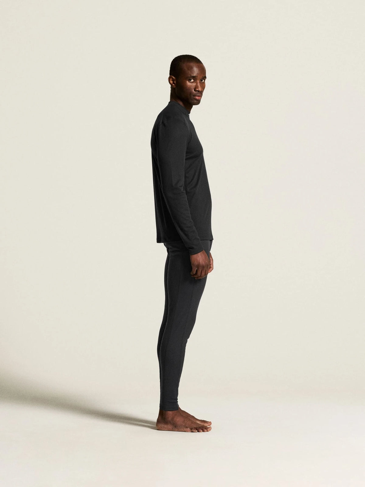 Alle | zij | Zijaanzicht op model, zwart – Craft thermoset heren shirt en broek - Baselayer Set 2
