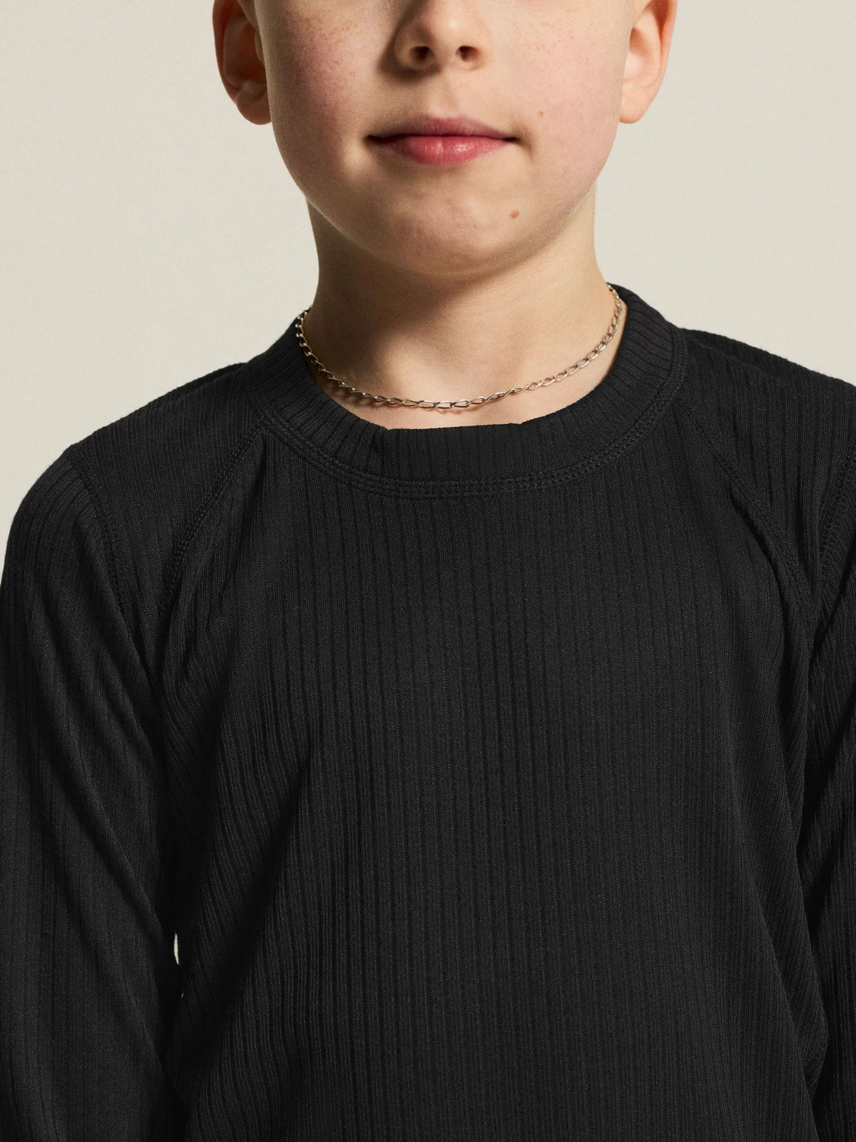 Zwart | detail | Detail hals, zwart – Craft thermoset kinderen shirt en broek - Baselayer Set 2