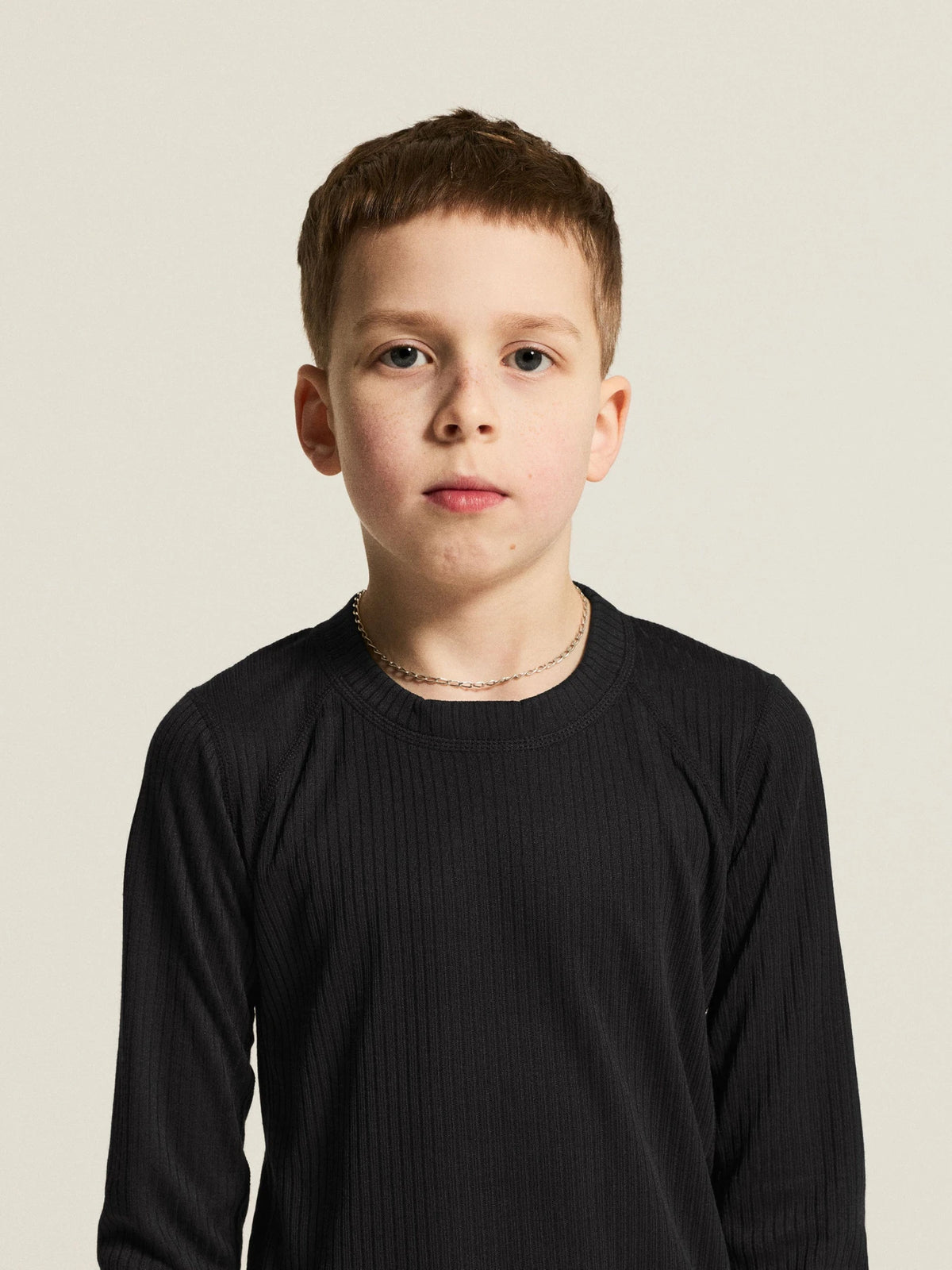 Zwart | detail | Detail hals en schouders, zwart – Craft thermoset kinderen shirt en broek - Baselayer Set 2