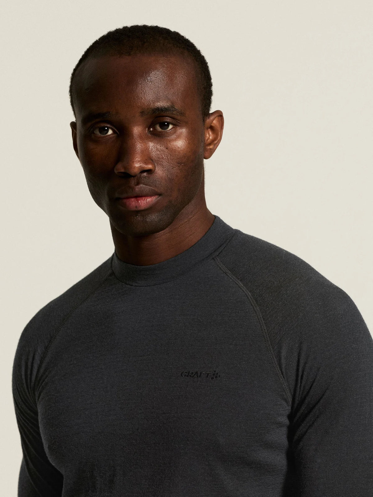 Zwart | detail | Detail hals en schouders, zwart – Craft merino wollen thermoshirt heren lange mouw - Wool Comfort