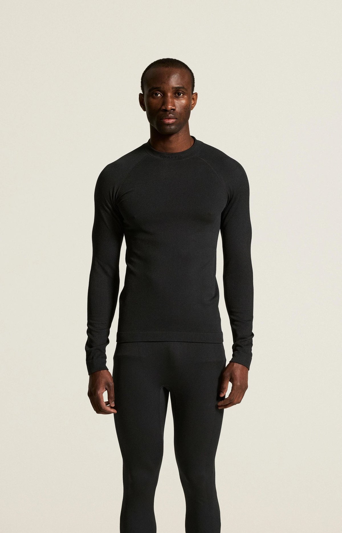 Zwart | sfeer | Op model met bijpassende broek, zwart – Craft extra warm thermoshirt heren lange mouw - Warm Comfort