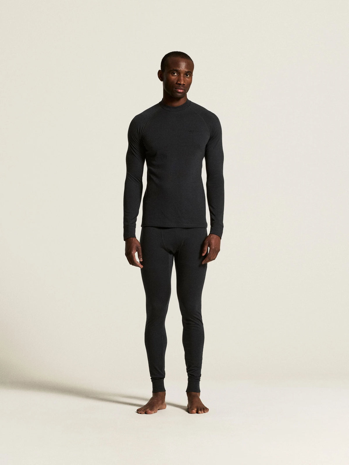 Zwart | sfeer | Op model met bijpassende broek, zwart – Craft merino wollen thermoshirt heren lange mouw - Wool Comfort