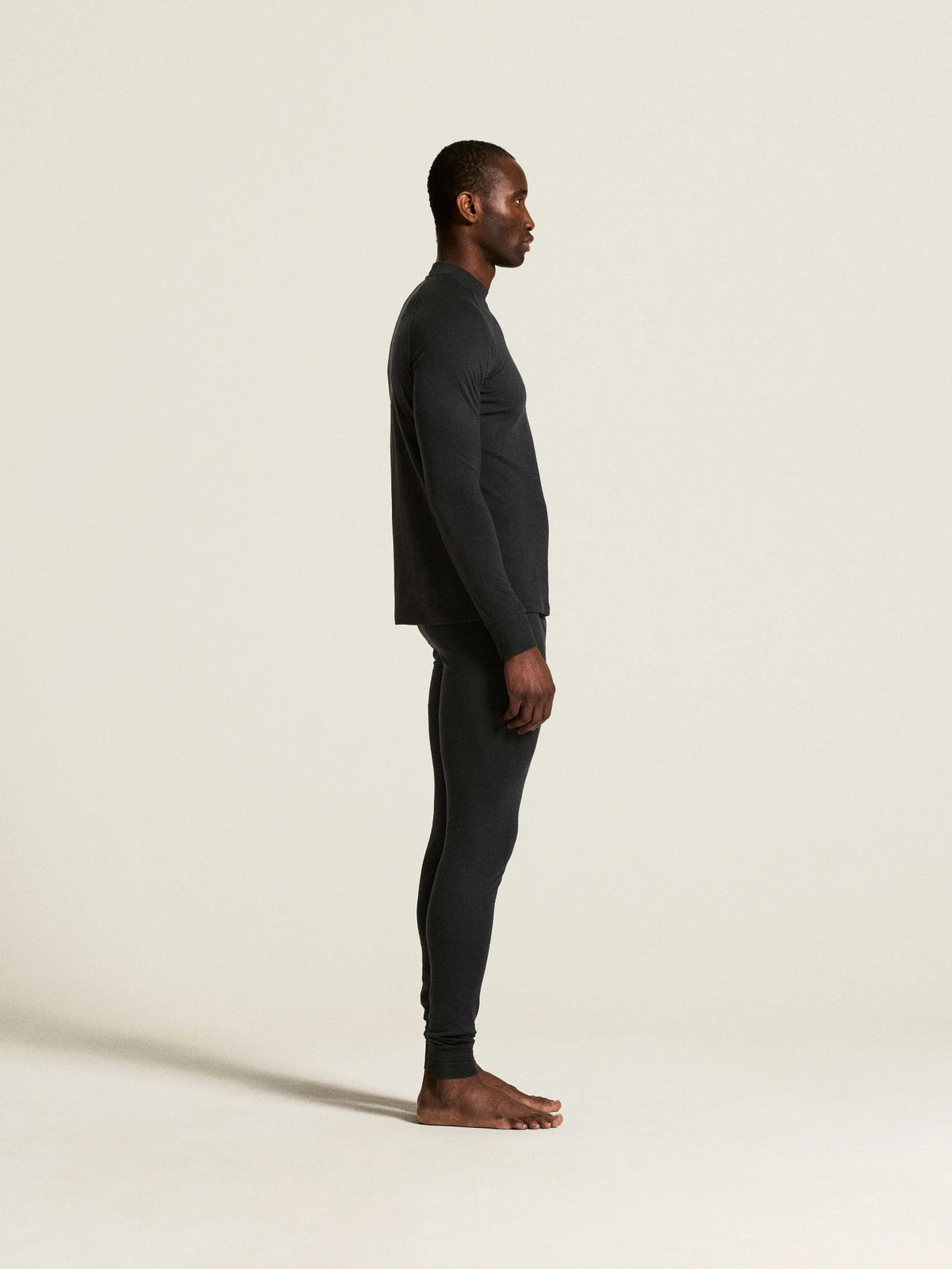 Zwart | zij | Zijaanzicht op model, zwart – Craft merino wollen thermoshirt heren lange mouw - Wool Comfort