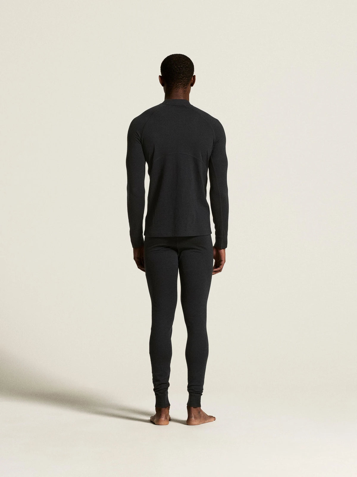 Zwart | achter | Achteraanzicht op model, zwart – Craft merino wollen thermoshirt heren lange mouw - Wool Comfort
