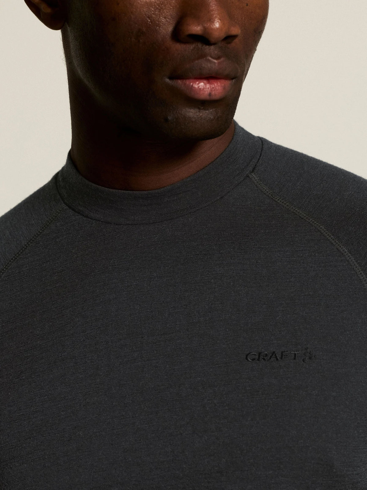 Zwart | detail | Detail hals met logo, zwart – Craft merino wollen thermoshirt heren lange mouw - Wool Comfort