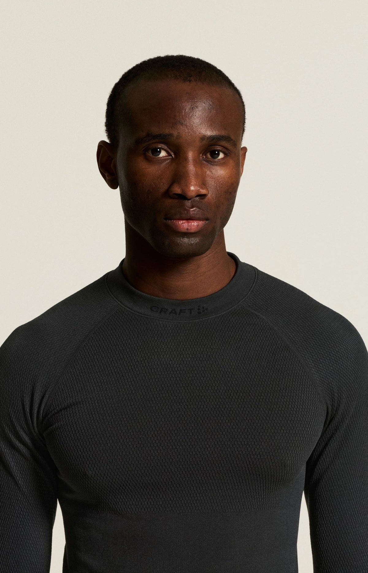 Zwart | detail | Detail hals en schouders, zwart – Craft extra warm thermoshirt heren lange mouw - Warm Comfort