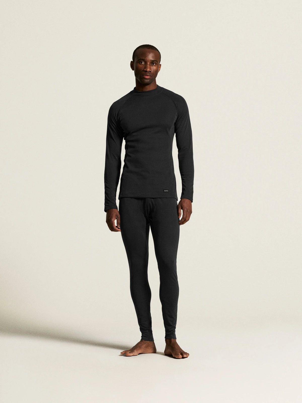 Zwart | sfeer | Op model met bijpassende broek, zwart – Craft thermoshirt heren lange mouw - Thermal Baselayer