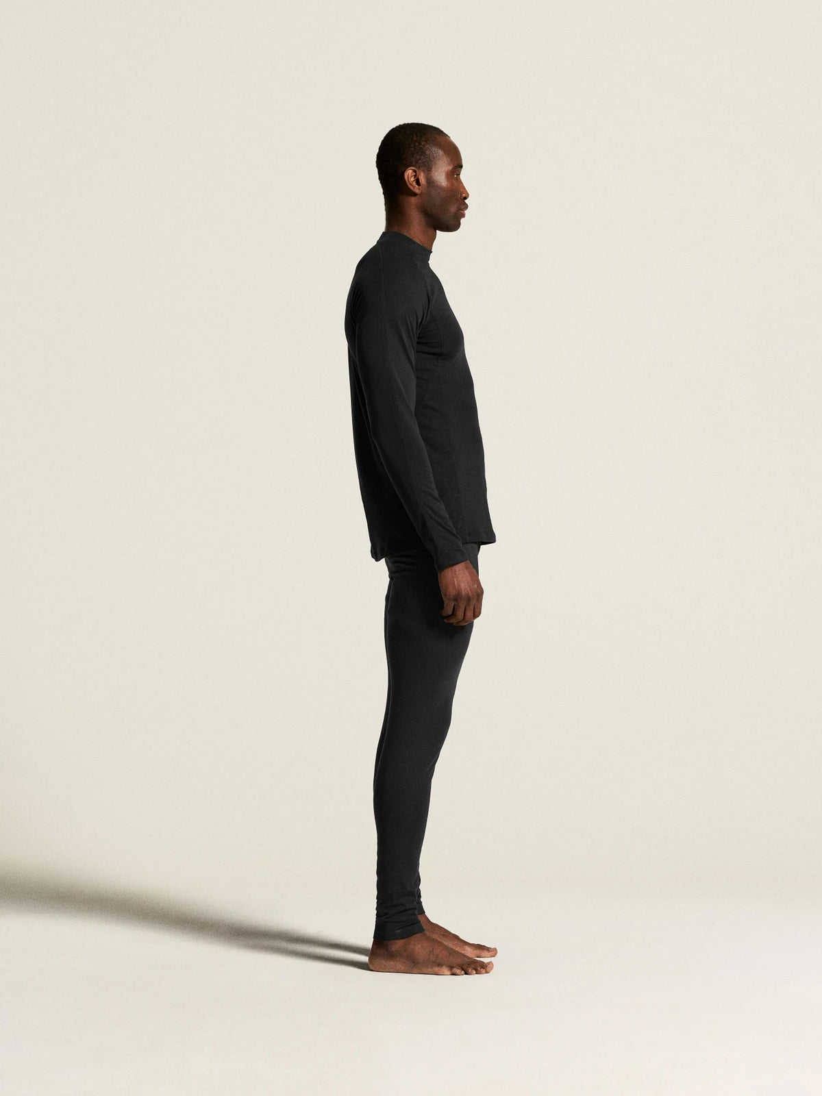 Zwart | zij | Zijaanzicht op model, zwart – Craft thermoshirt heren lange mouw - Thermal Baselayer