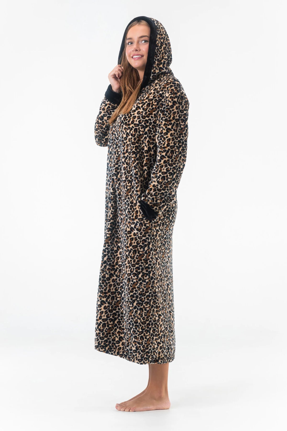 Beige panter | zij | Zijaanzicht op model met capuchon op, beige panter – Gaubert extra lange dames badjas met rits en capuchon - Panterprint