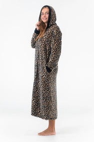 Beige panter | zij | Zijaanzicht op model met capuchon op, beige panter – Gaubert extra lange dames badjas met rits en capuchon - Panterprint