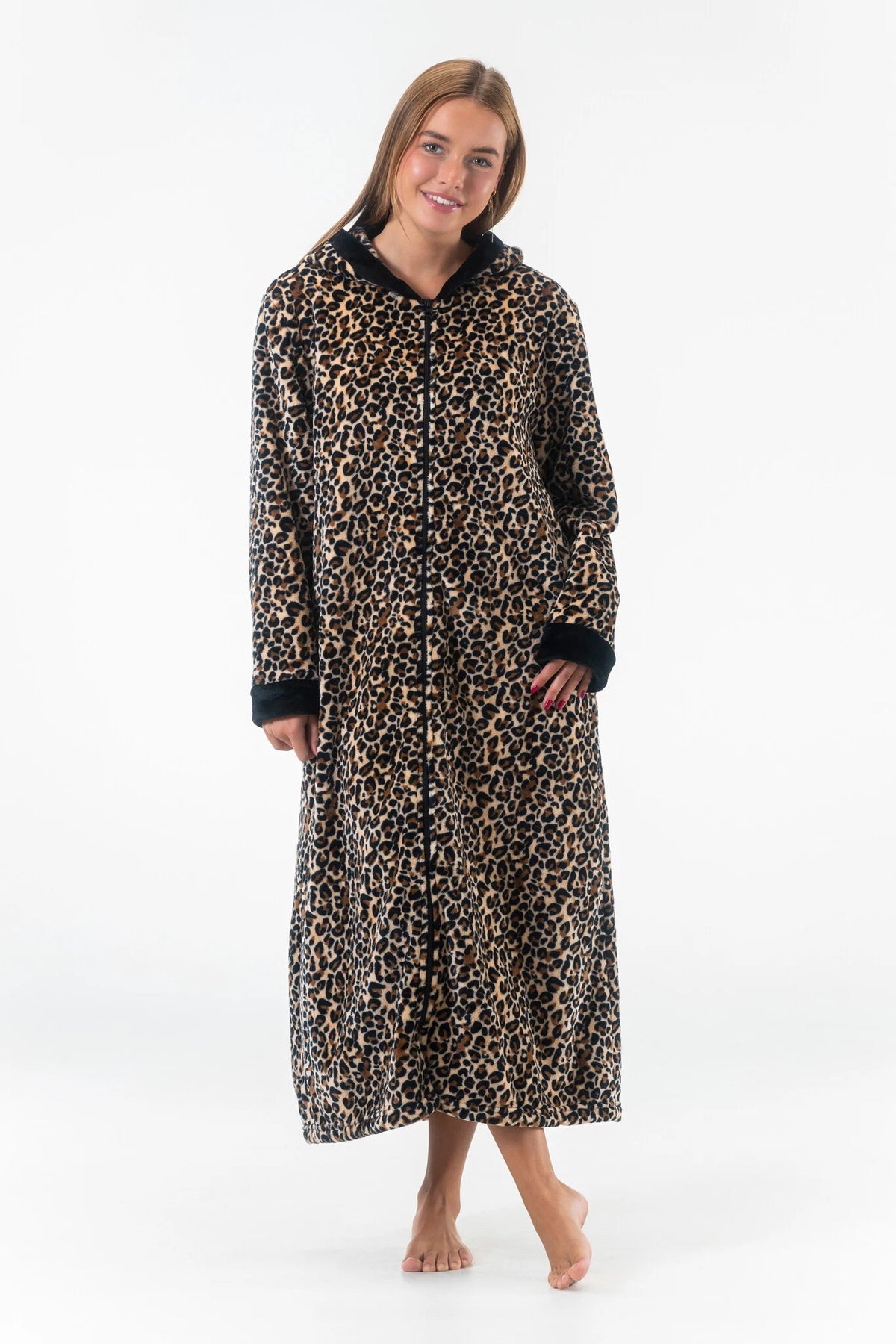 Beige panter | voor | Vooraanzicht op model met handen in de zakken, beige panter – Gaubert extra lange dames badjas met rits en capuchon - Panterprint