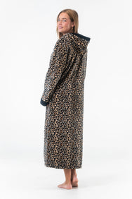 Beige panter | achter | Achteraanzicht op model, beige panter – Gaubert extra lange dames badjas met rits en capuchon - Panterprint