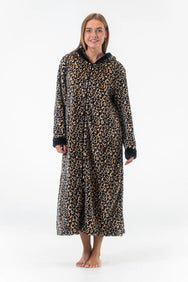 Beige panter | voor | Vooraanzicht op model met rits dicht, beige panter – Gaubert extra lange dames badjas met rits en capuchon - Panterprint