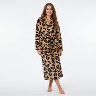Panterprint | voor | Vooraanzicht op model, panterprint – Gaubert unisex badjas extra lang met sjaalkraag - Panterprint