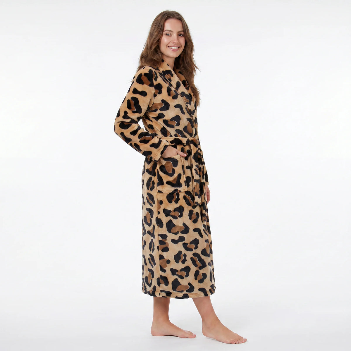 Panterprint | zij | Zijaanzicht op model, panterprint – Gaubert unisex badjas extra lang met sjaalkraag - Panterprint