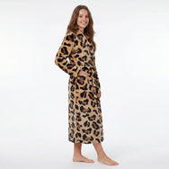 Panterprint | zij | Zijaanzicht op model, panterprint – Gaubert unisex badjas extra lang met sjaalkraag - Panterprint