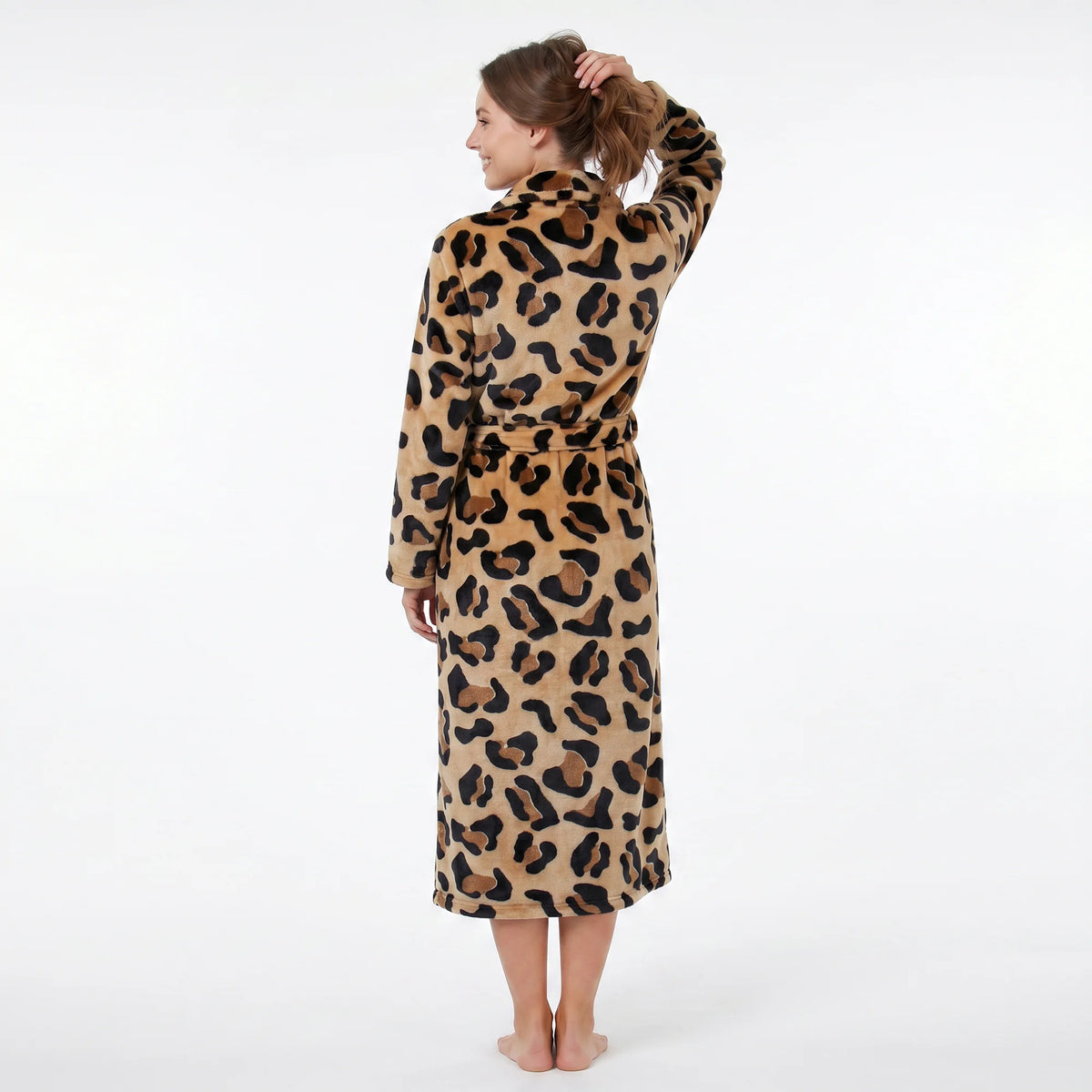 Panterprint | achter | Achteraanzicht op model, panterprint – Gaubert unisex badjas extra lang met sjaalkraag - Panterprint