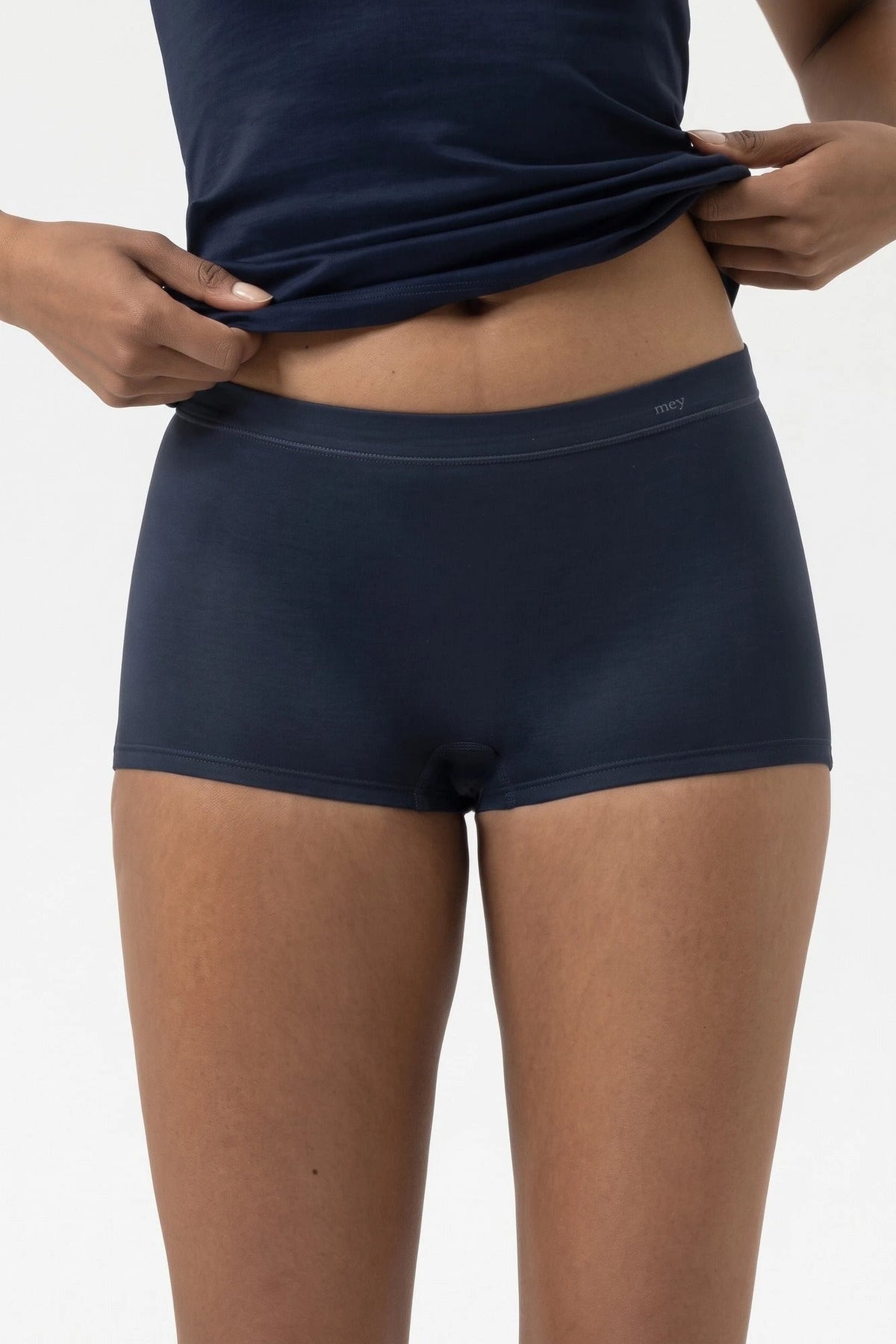 Donkerblauw | voor | Vooraanzicht op model met top, donkerblauw – Mey Emotion dames boxershort - Mey ondergoed